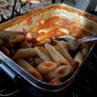 【キャンプ】鶏肉と豆のトマト煮込み(ペンネ入り)